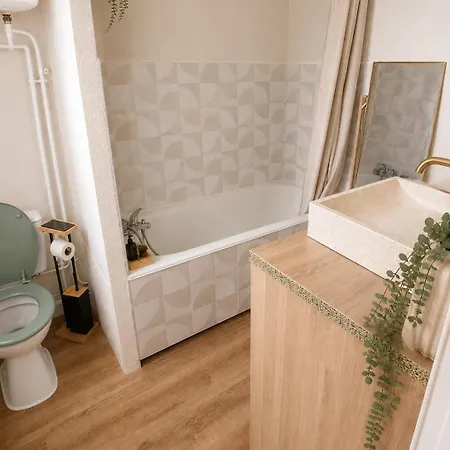 Charming Renovated Beachfront Apartman