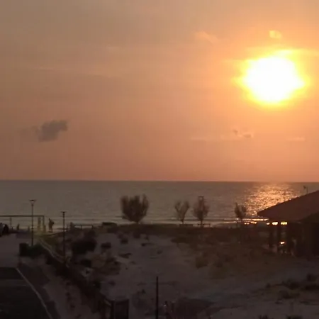 Charming Renovated Beachfront Apartman