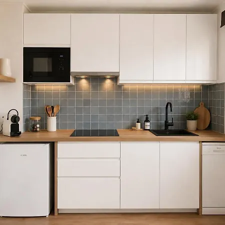Charming Renovated Beachfront Apartman *